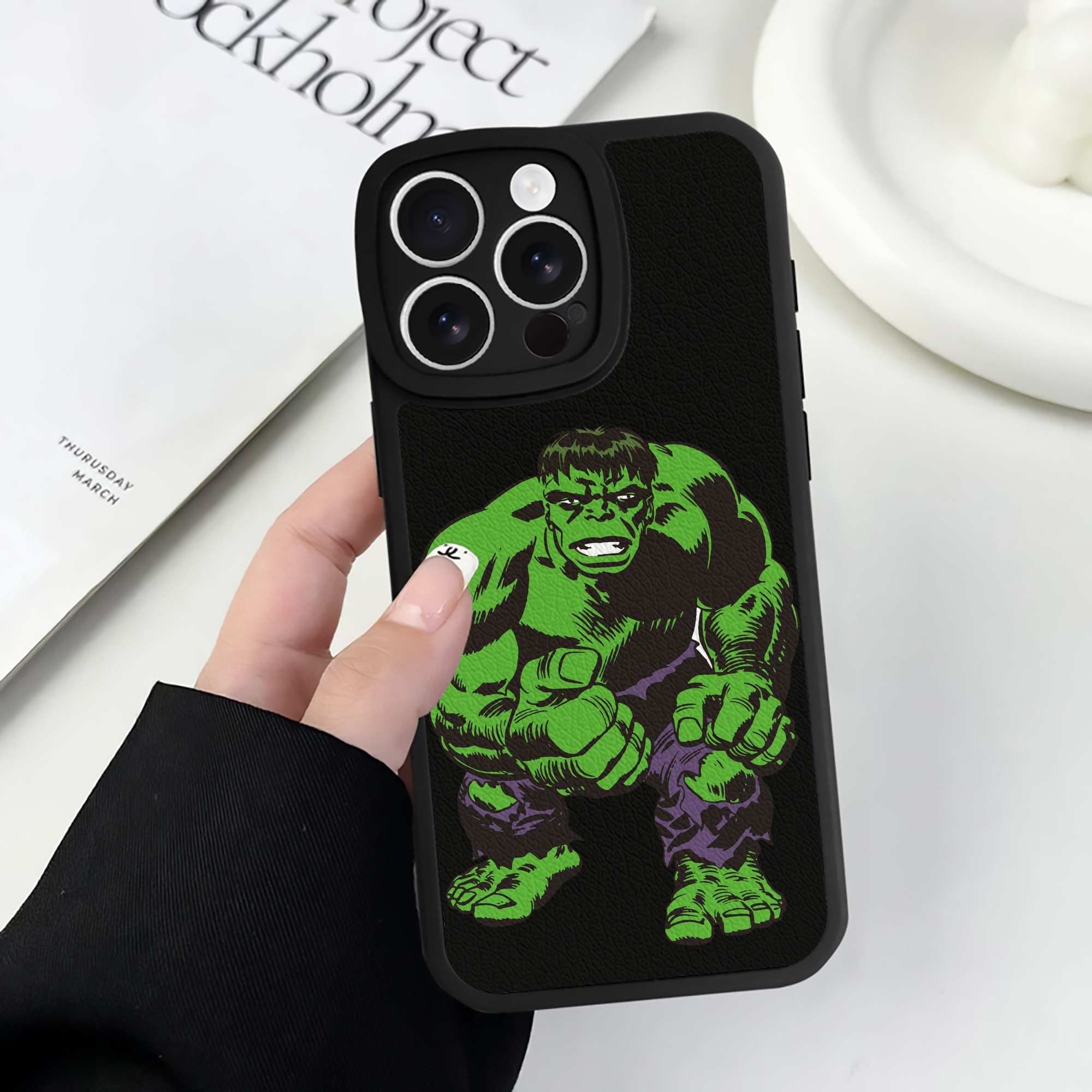 （画像用） アベンジャーズ The Avengers 【iPhone 16シリーズ対応】シリコンスマホケース（レザー調） 材質：シリコン
